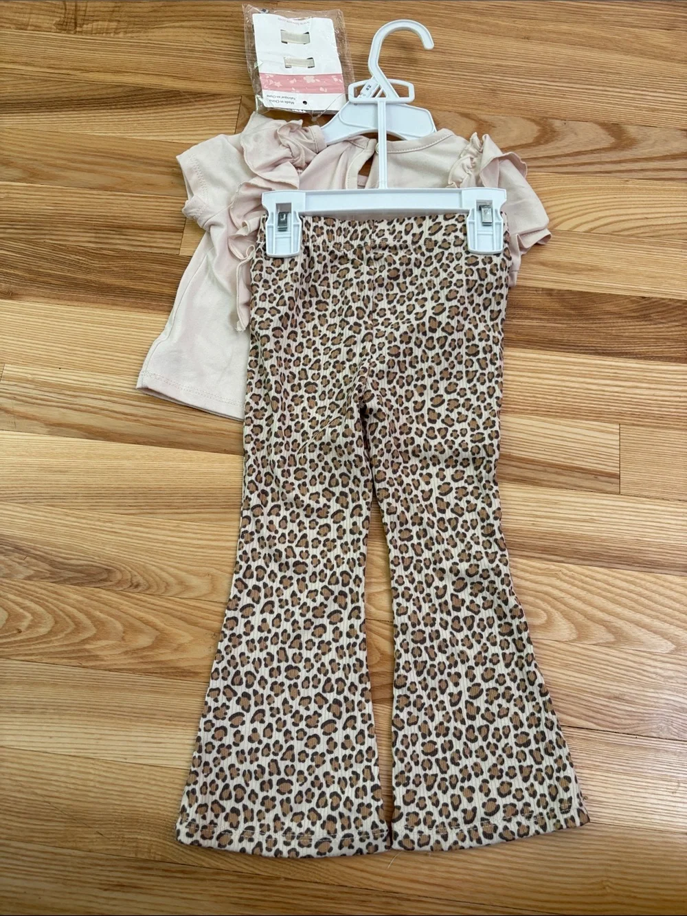 NWT Girls 24M/2T Blush Ruffle Top with Leopard Flare Pants Set Matching Bow - Picture 6 of 6